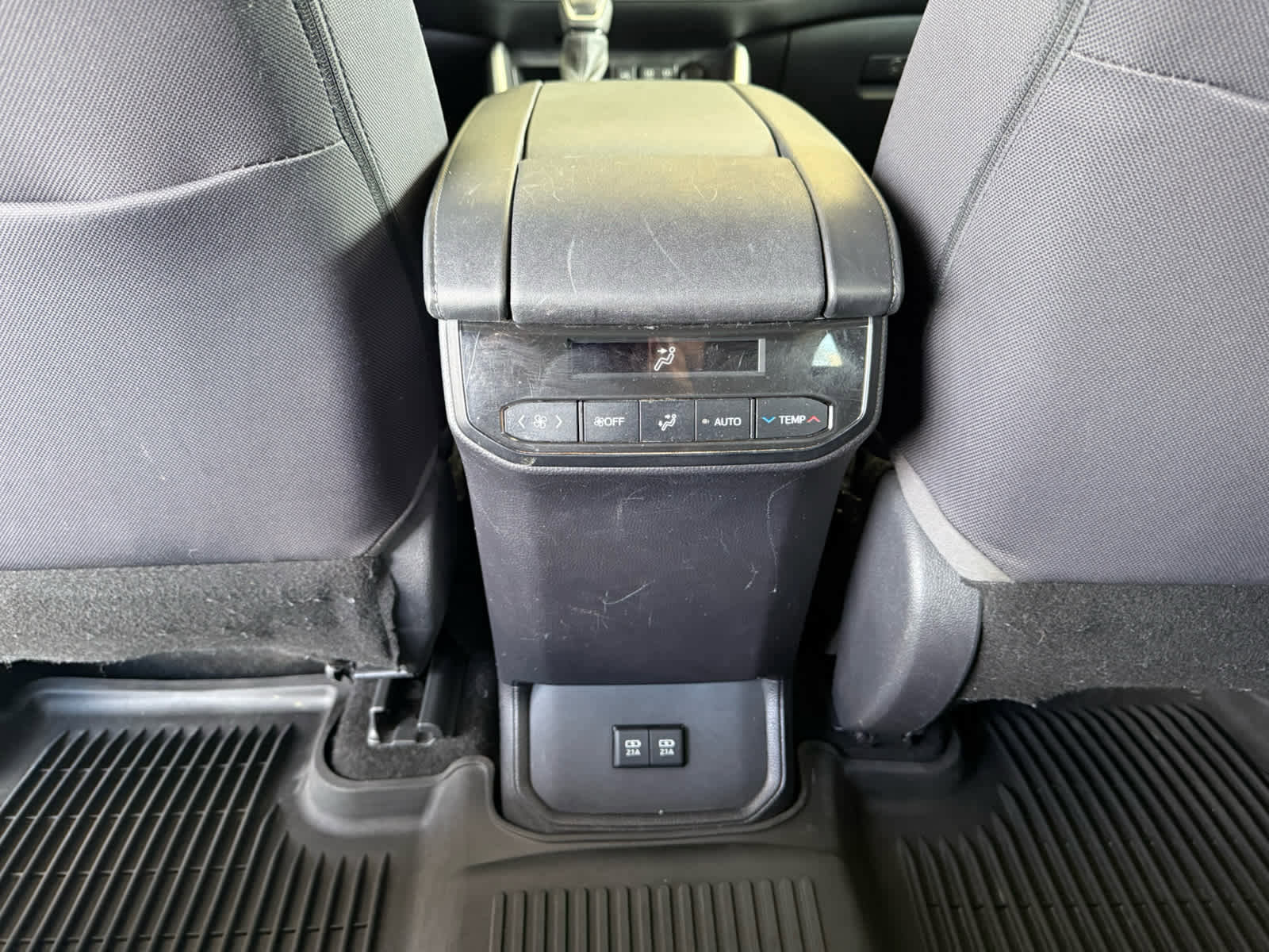 Used 2020 Toyota Highlander LE AWD/4WD image 12