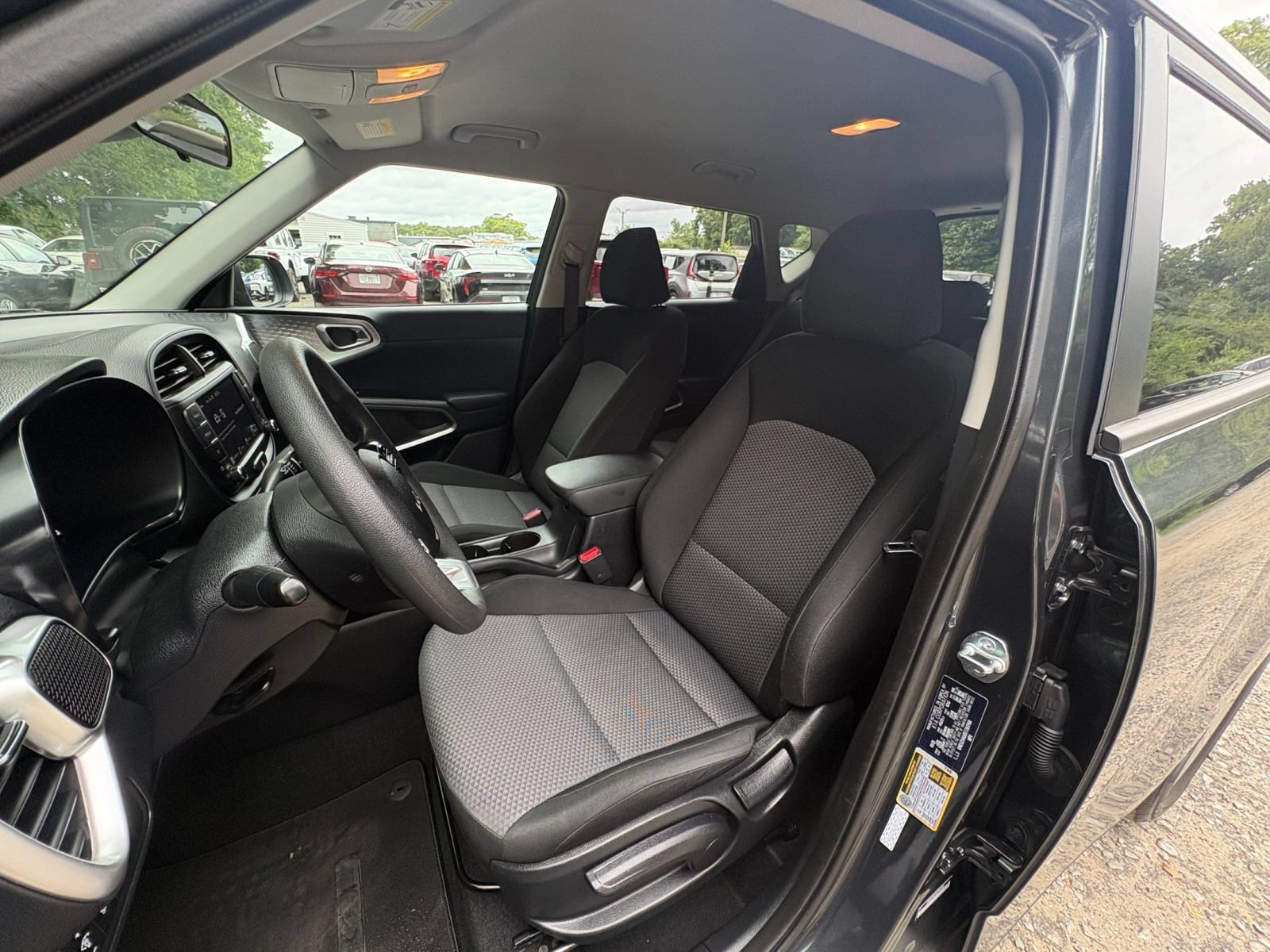 Used 2025 Kia Soul LX w/ LX Technology Package FWD image 34