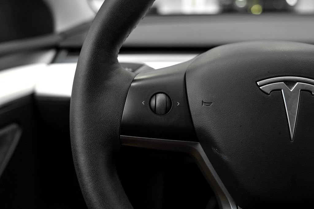 Used 2023 Tesla Model Y AWD image 17