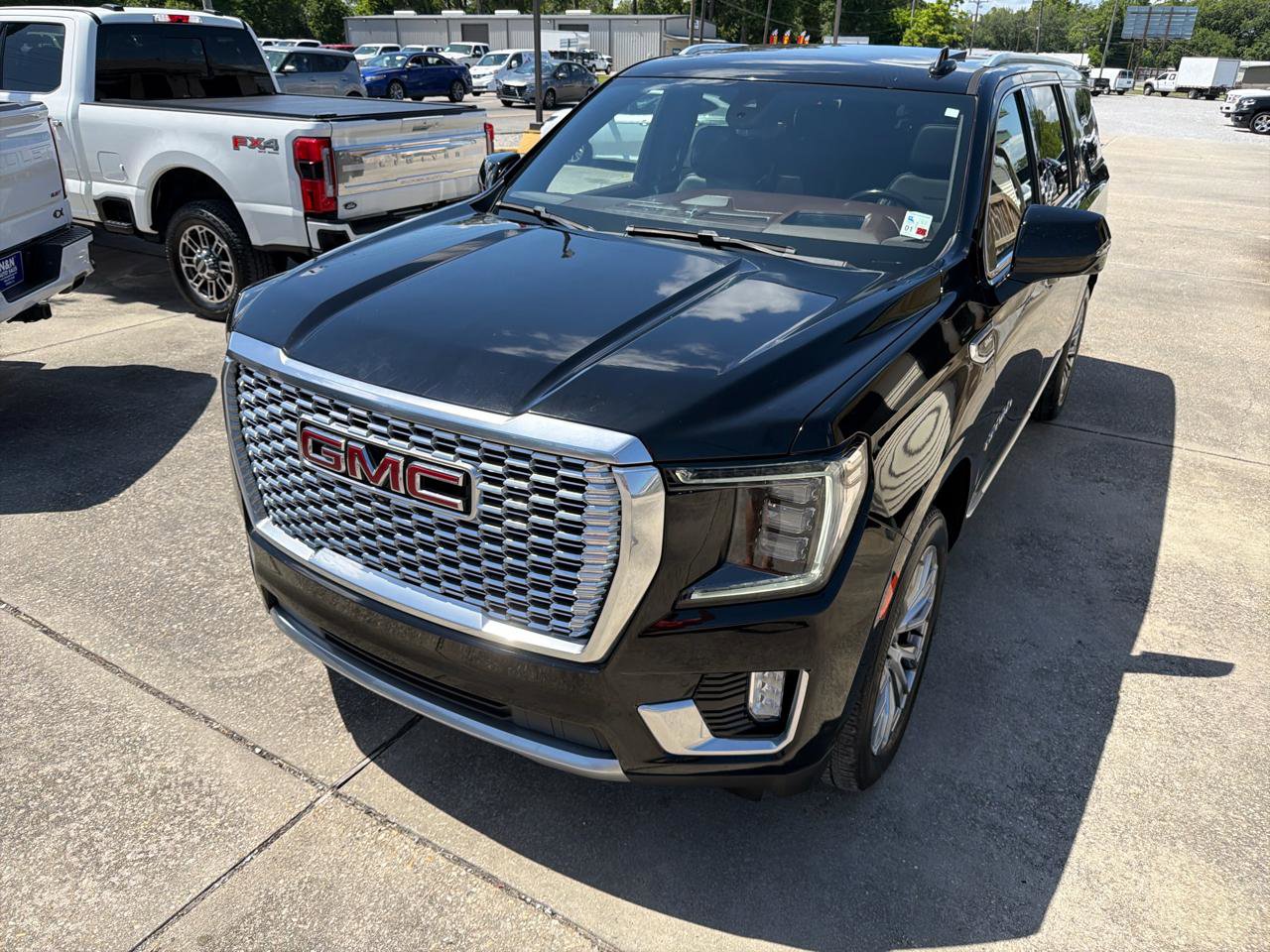 Used 2021 GMC Yukon XL Denali w/ Denali Premium Package image 13