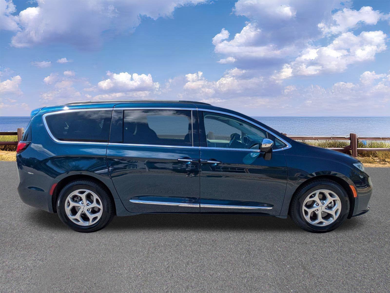 Certified 2023 Chrysler Pacifica Limited FWD image 9