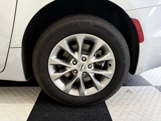 Used 2024 Chrysler Pacifica Touring-L image 11