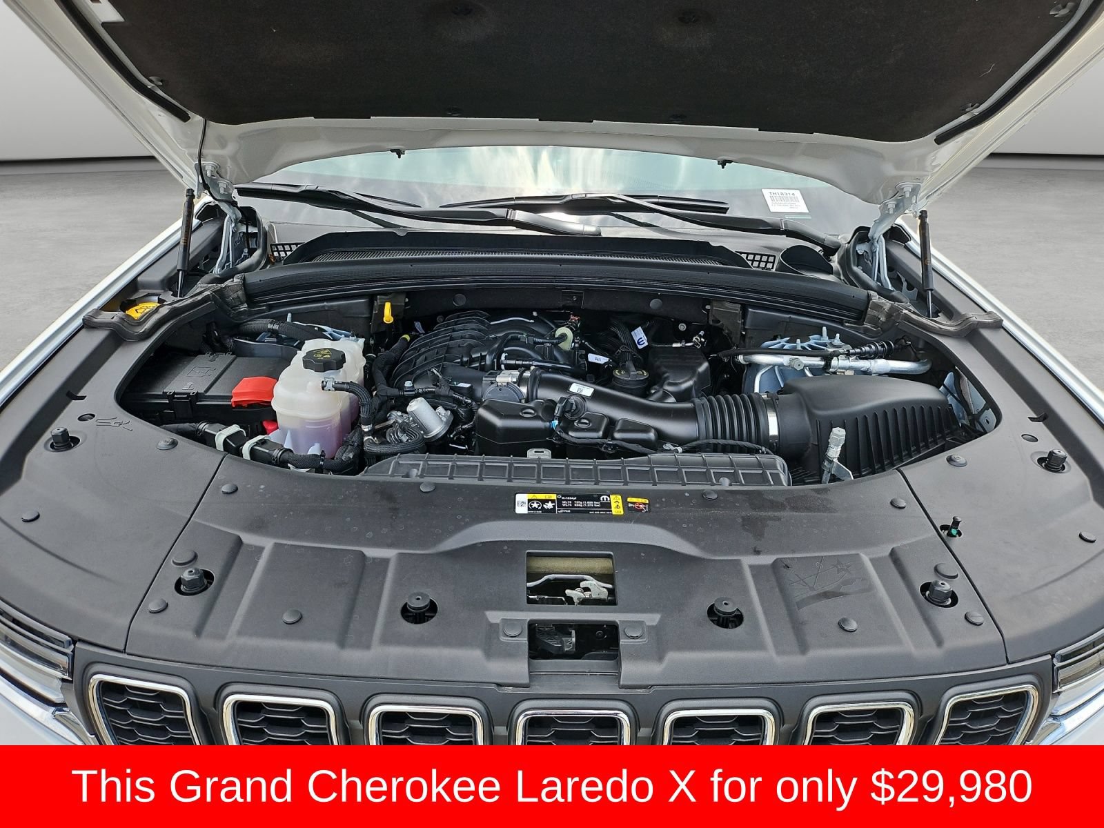Used 2025 Jeep Grand Cherokee Laredo X w/ Luxury Tech Group I RWD image 38