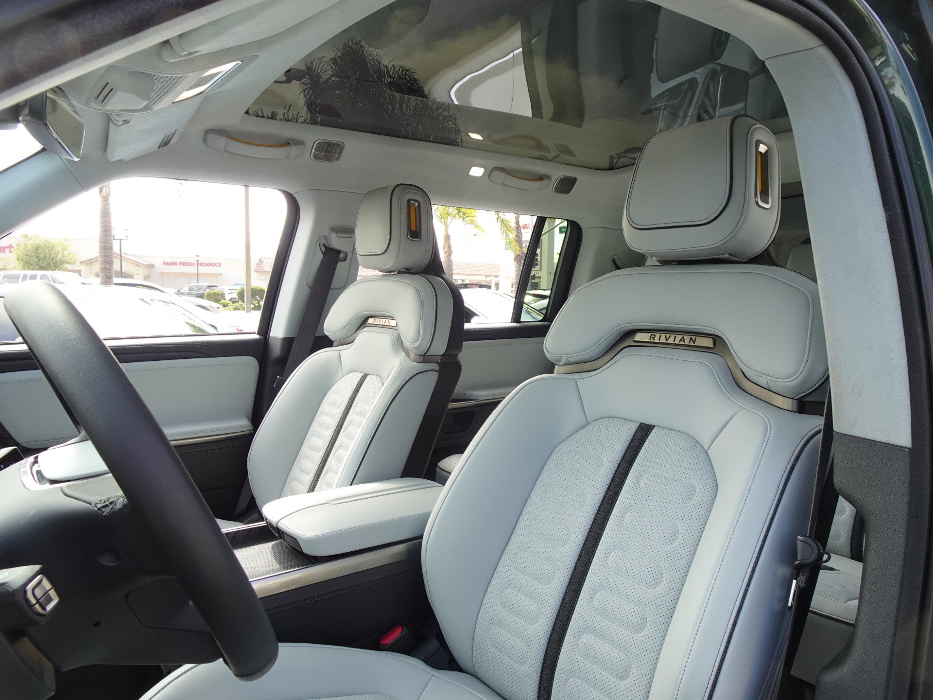 Used 2024 Rivian R1S Adventure AWD/4WD image 12