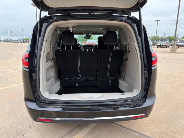 Used 2023 Chrysler Pacifica Touring-L FWD image 13