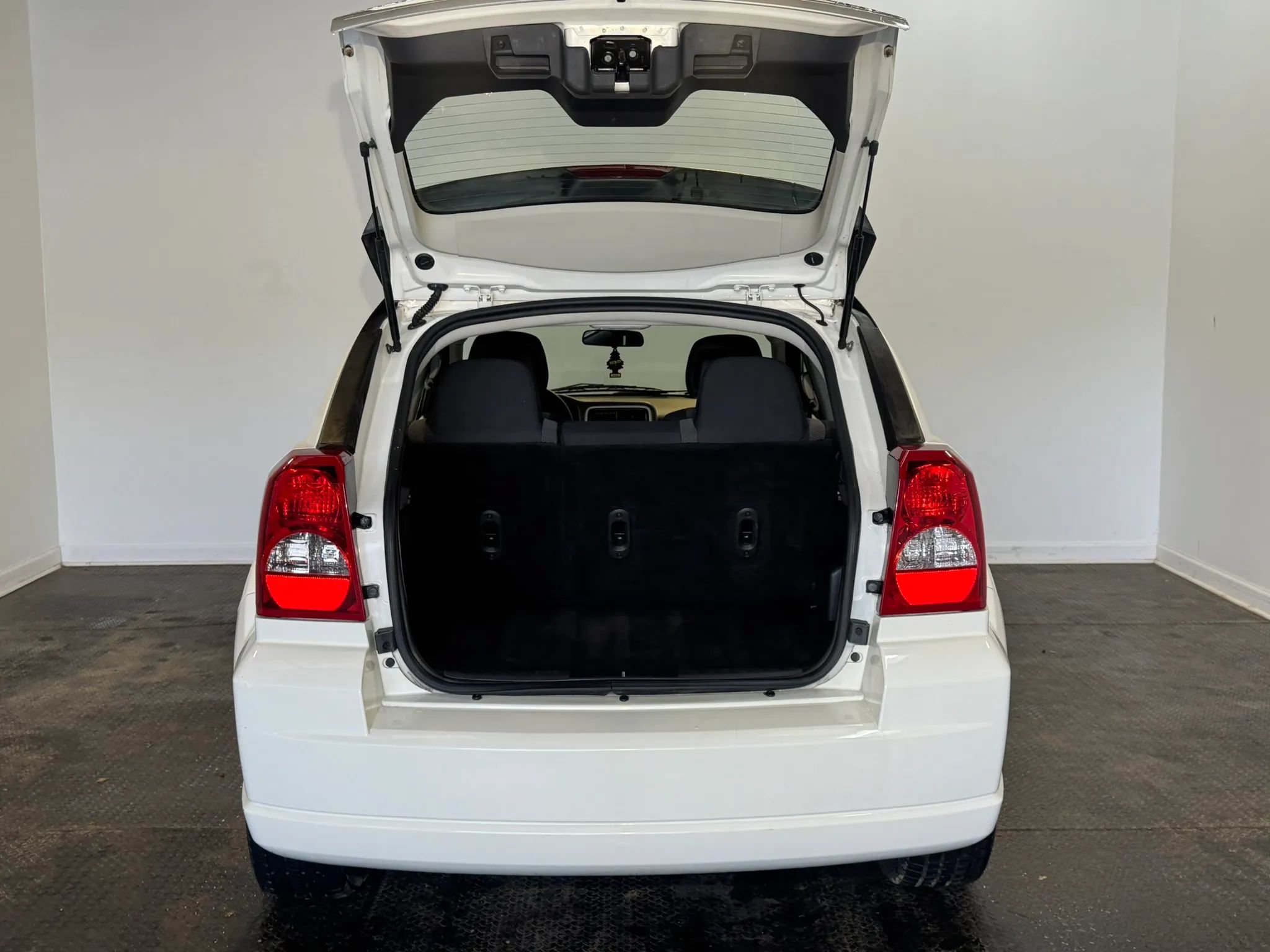 Used 2010 Dodge Caliber SXT FWD image 26