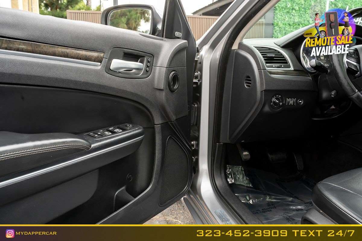 Used 2016 Chrysler 300 C RWD image 11