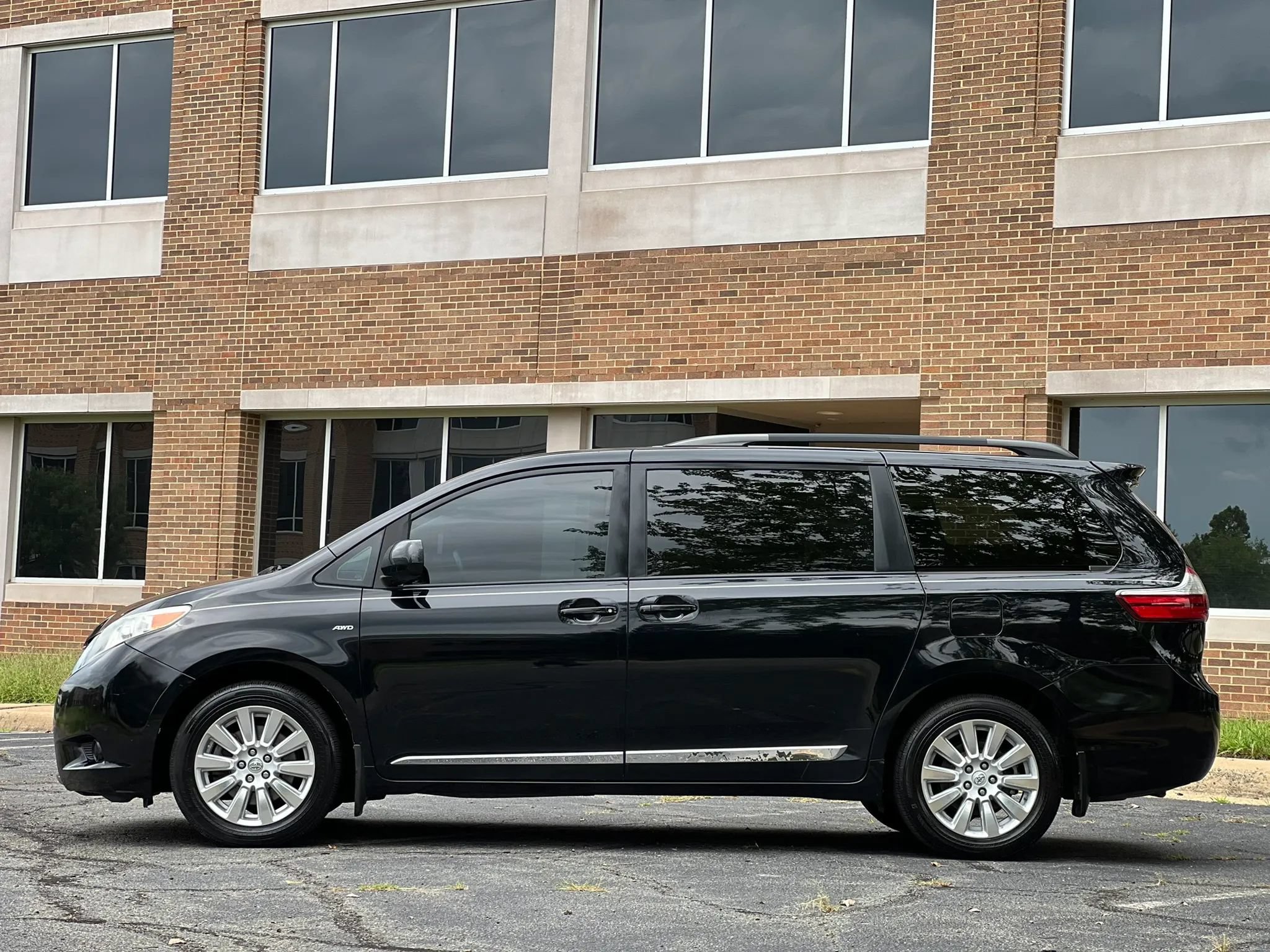 Used 2017 Toyota Sienna LE w/ Protection Package AWD/4WD image 2