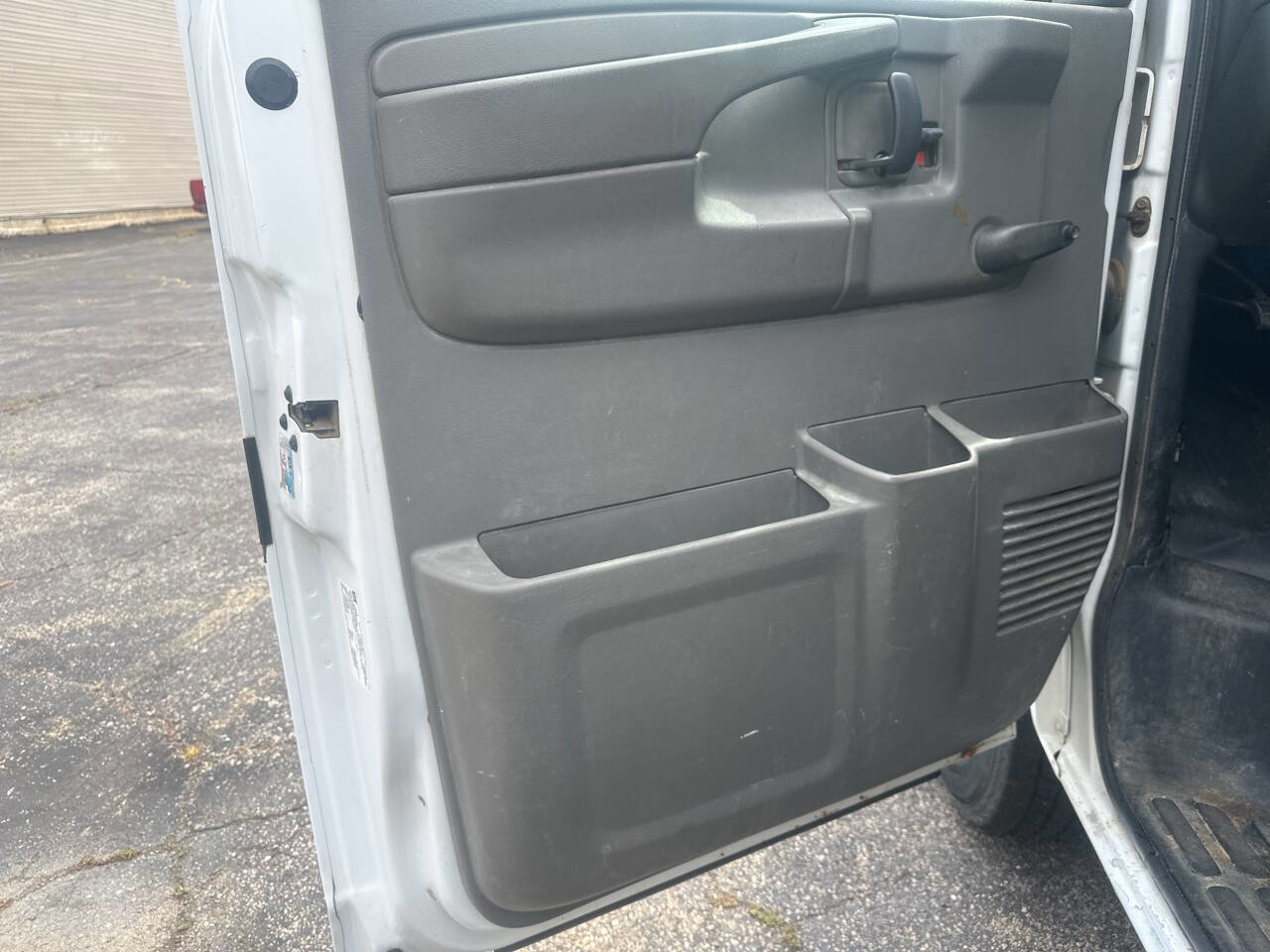 Used 2005 Chevrolet Express 2500 RWD image 16
