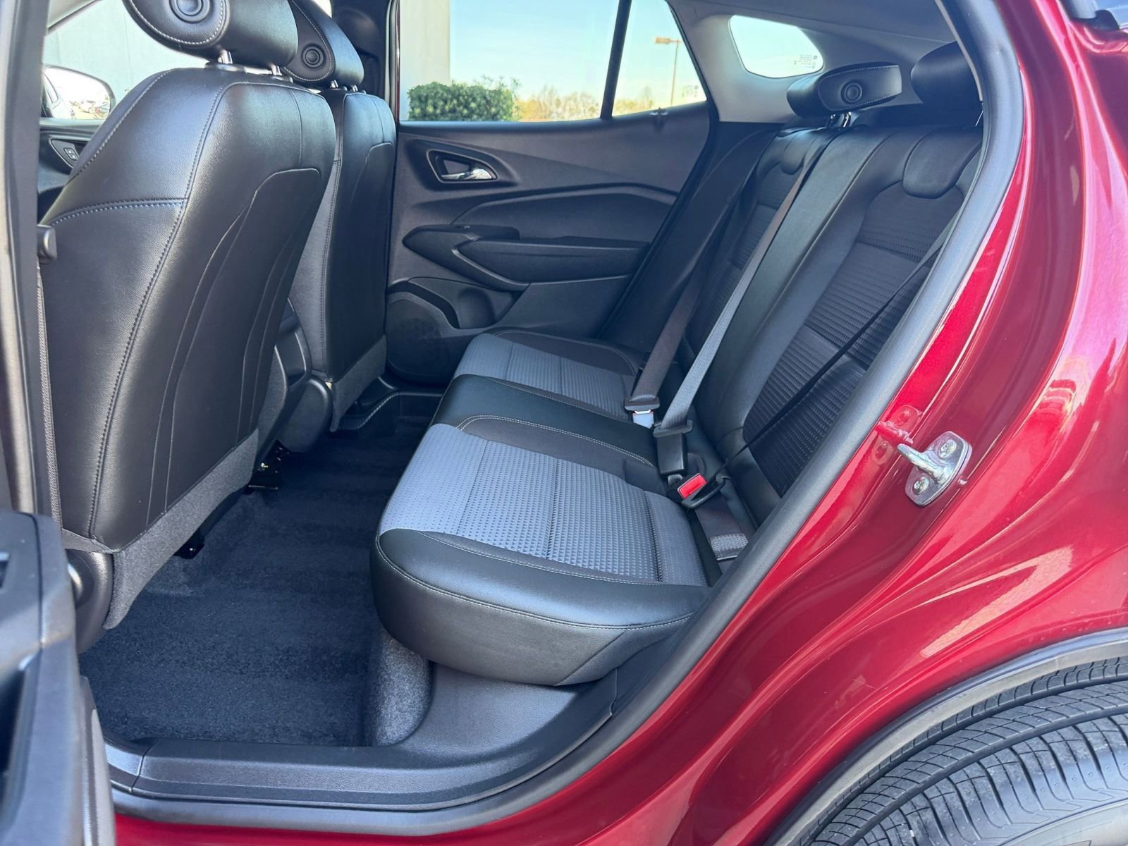 Used 2025 Chevrolet Trax LT image 38