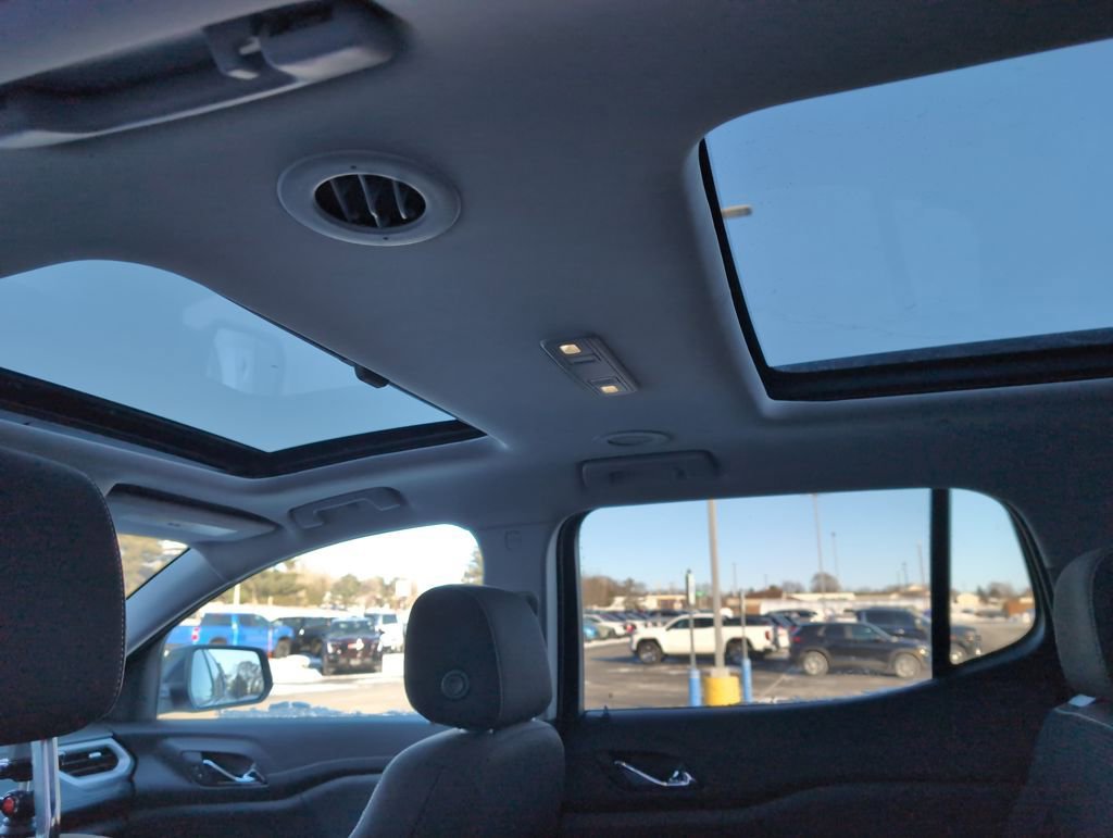 Used 2023 GMC Acadia SLE w/ Driver Convenience Package image 12