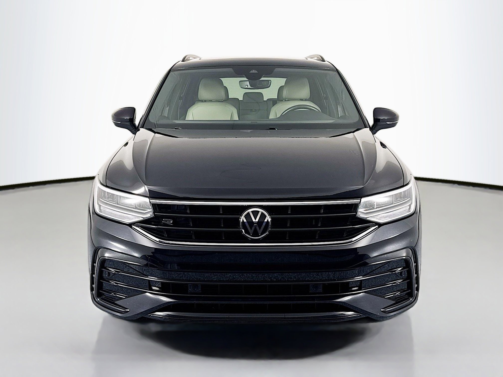 Used 2022 Volkswagen Tiguan SE R-Line image 2
