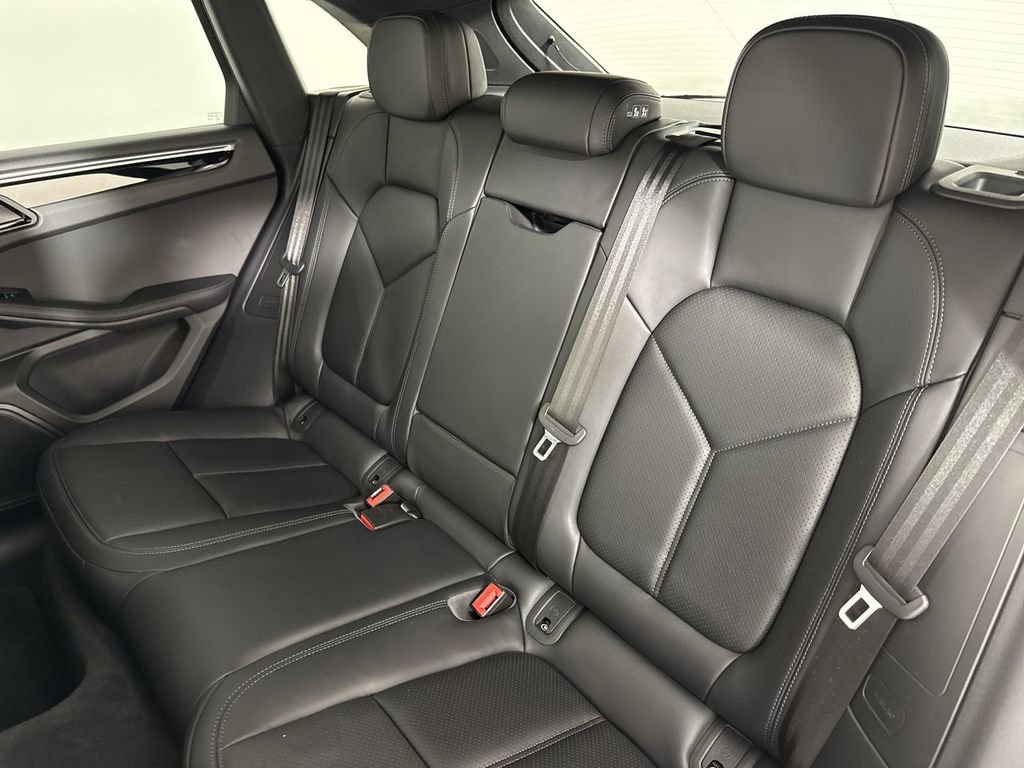 Certified 2025 Porsche Macan image 22