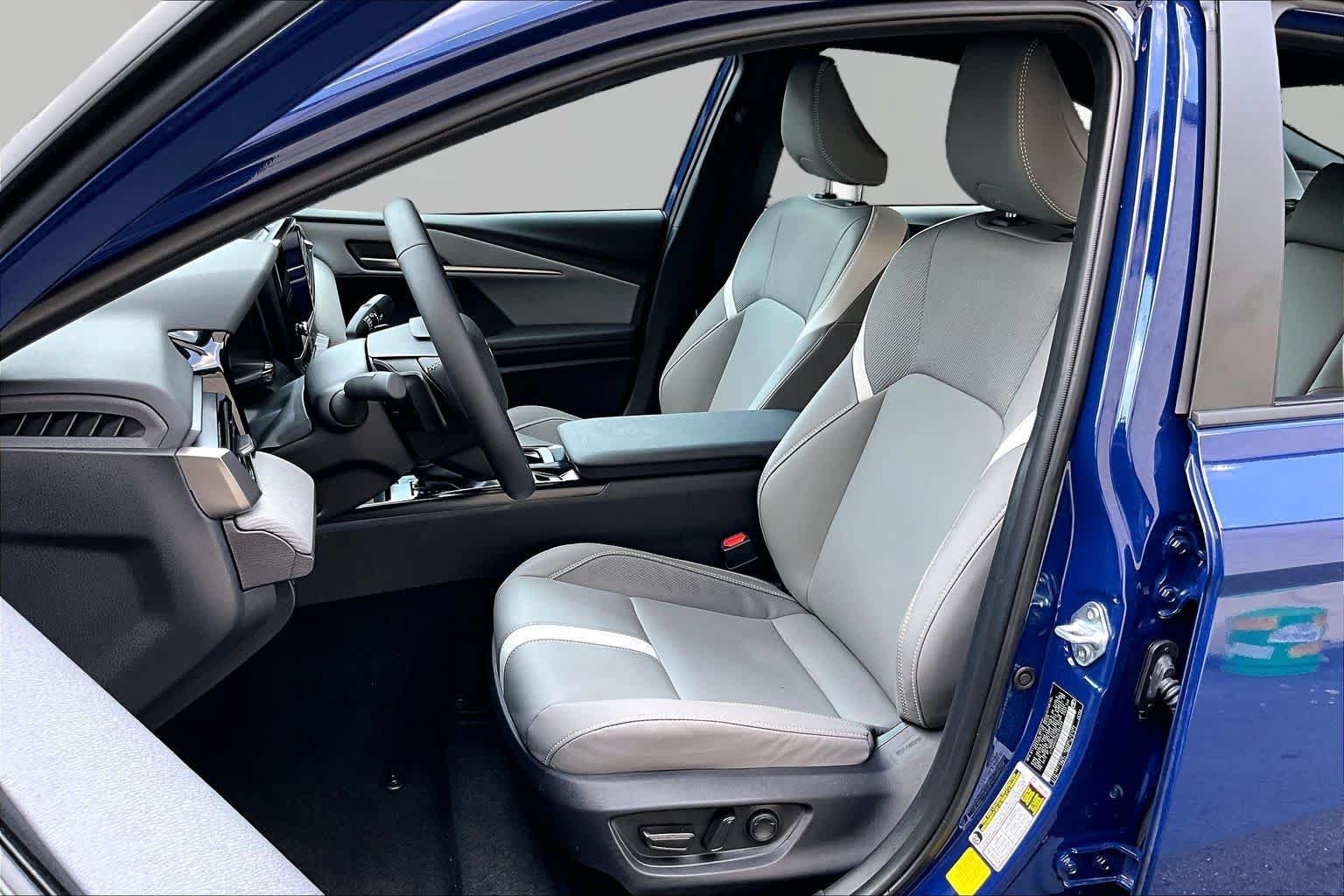 Used 2025 Toyota Camry SE w/ Convenience Package FWD image 8