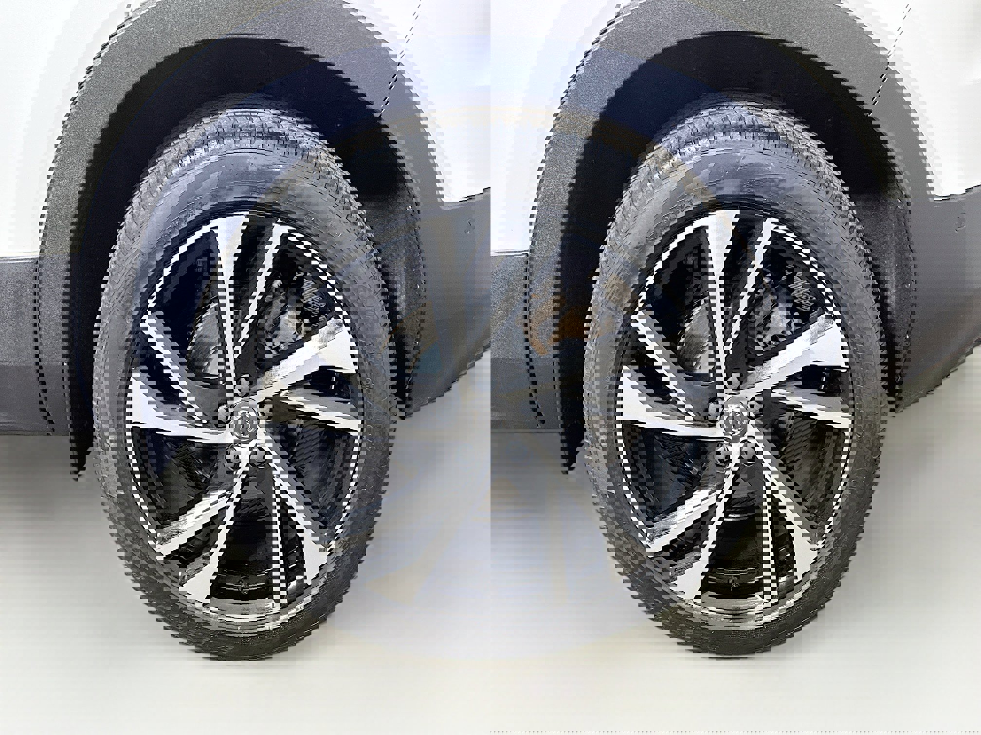 Used 2021 Volvo XC40 T5 R-Design w/ Protection Package Premier image 29