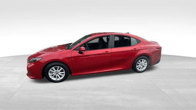 Used 2025 Toyota Camry LE image 4
