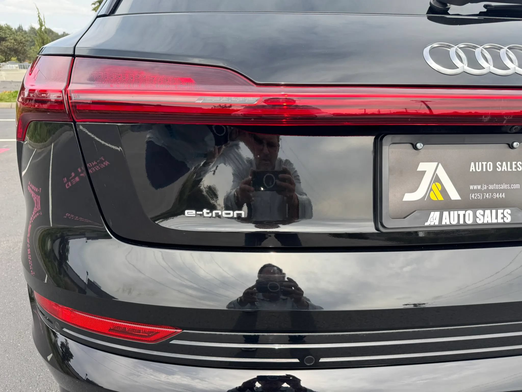 Used 2022 Audi e-tron Premium w/ Convenience Plus Package AWD/4WD image 17