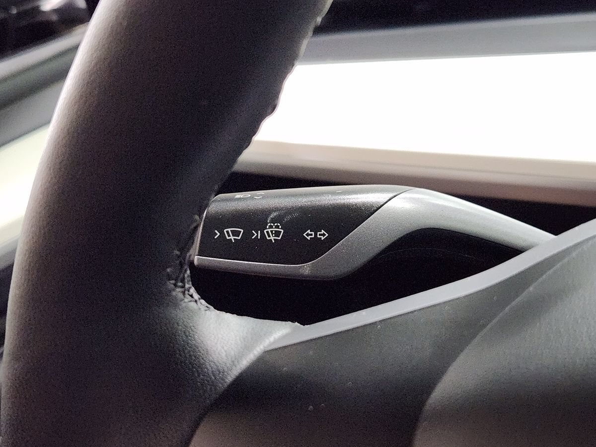 Used 2024 Tesla Model Y Long Range AWD/4WD image 41