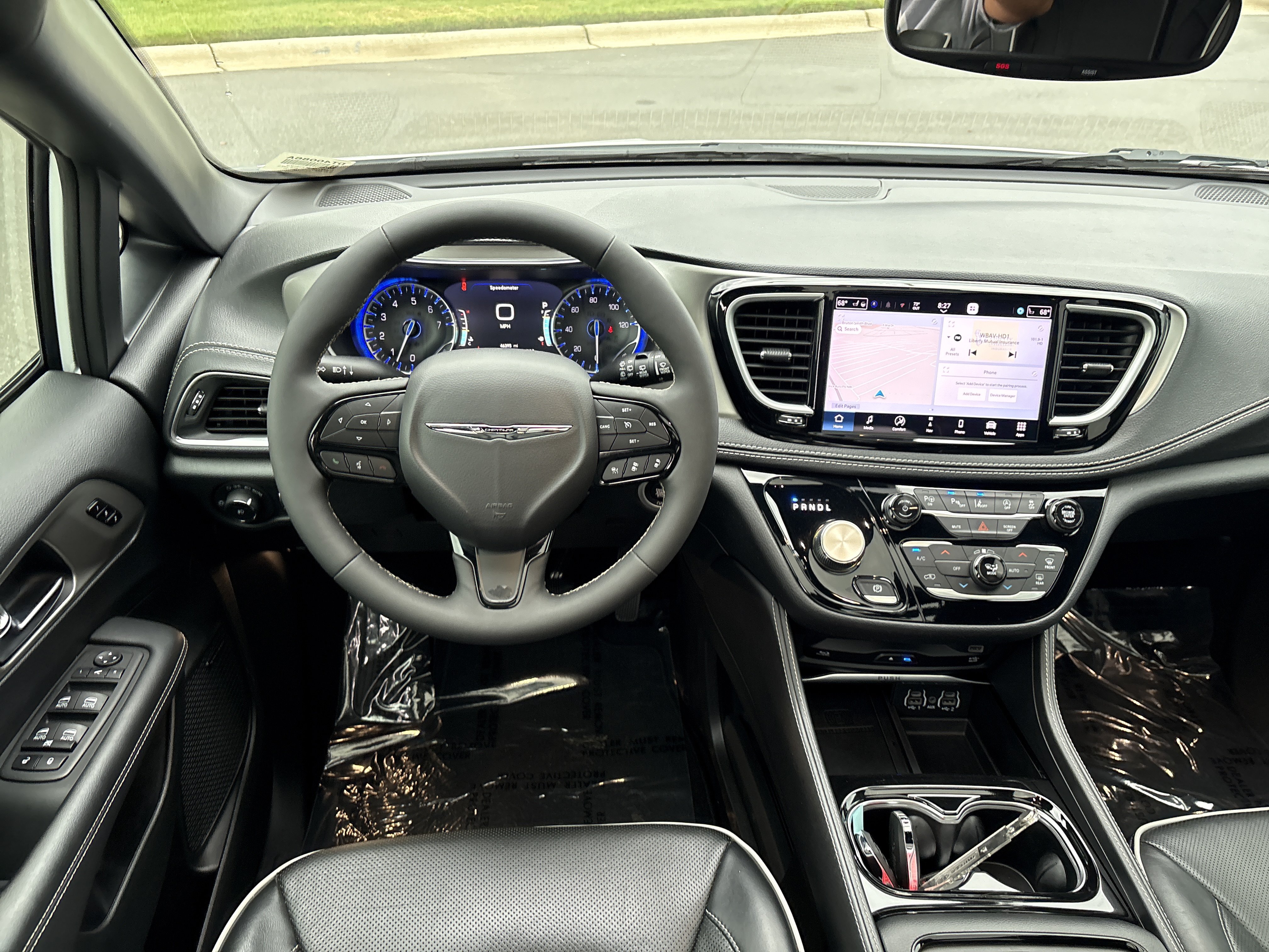 Used 2023 Chrysler Pacifica Limited w/ Uconnect Theater Family Group FWD image 19