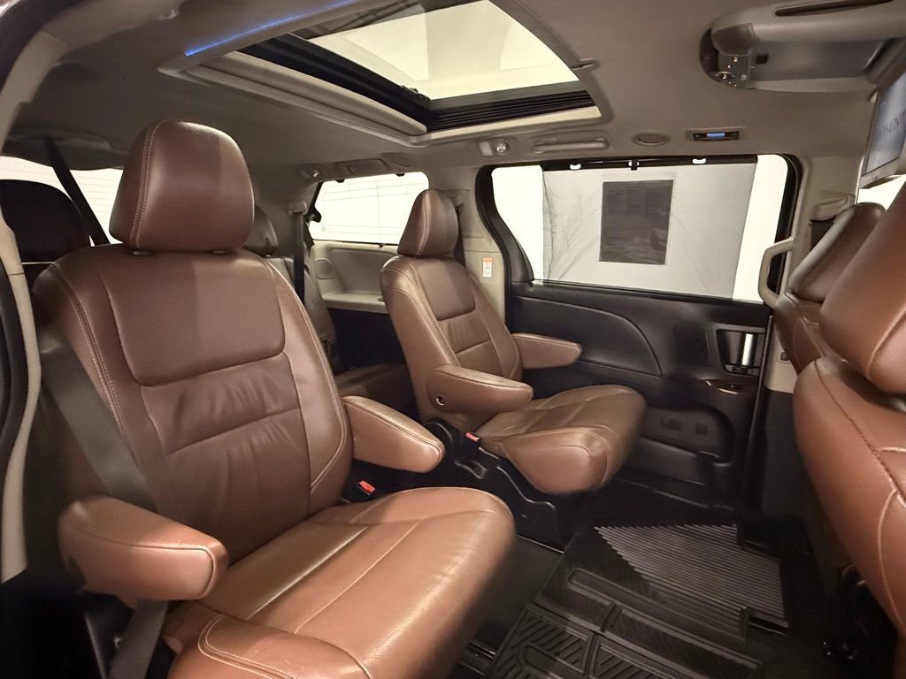 Used 2015 Toyota Sienna Limited image 21