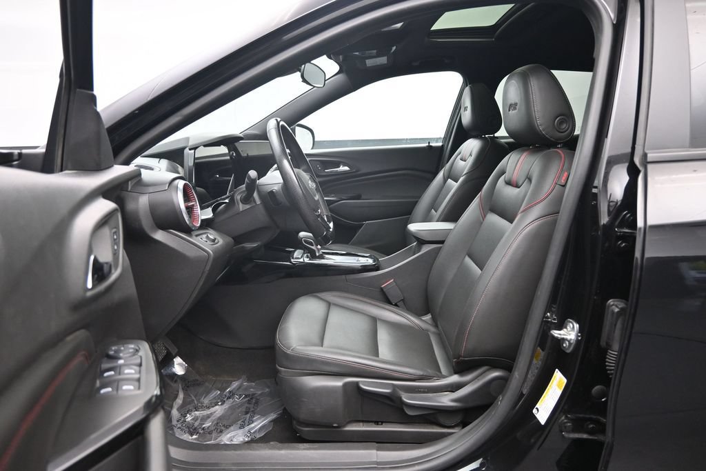 Used 2025 Chevrolet Trax RS w/ Sunroof Package FWD image 23