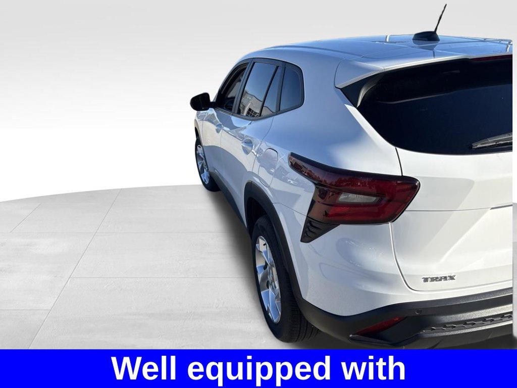 Used 2024 Chevrolet Trax LS w/ LS Convenience Package FWD image 3