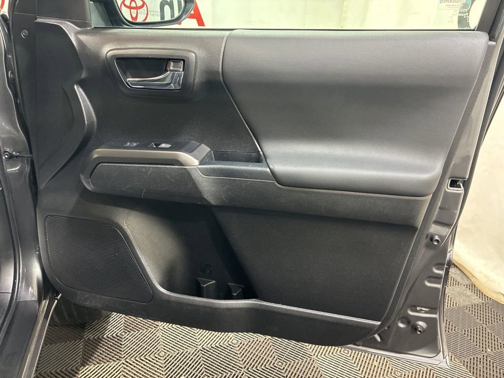 Used 2022 Toyota Tacoma TRD Sport w/ Technology Package image 11