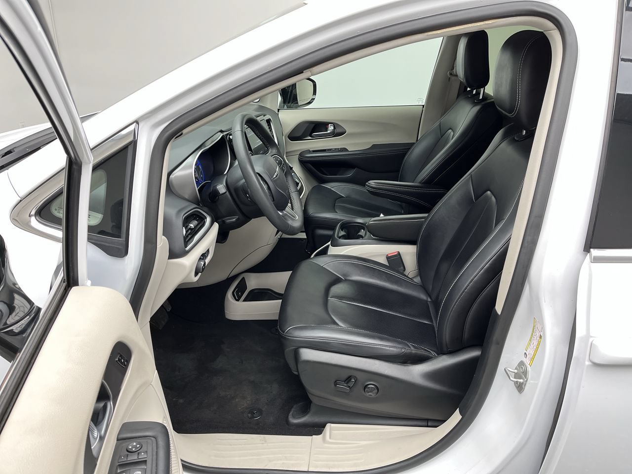 Used 2024 Chrysler Pacifica Touring-L FWD image 3