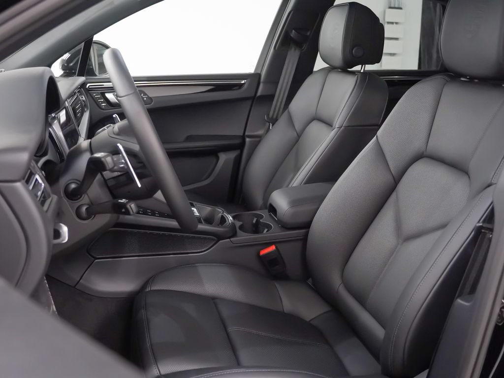 Certified 2026 Porsche Macan AWD/4WD image 4