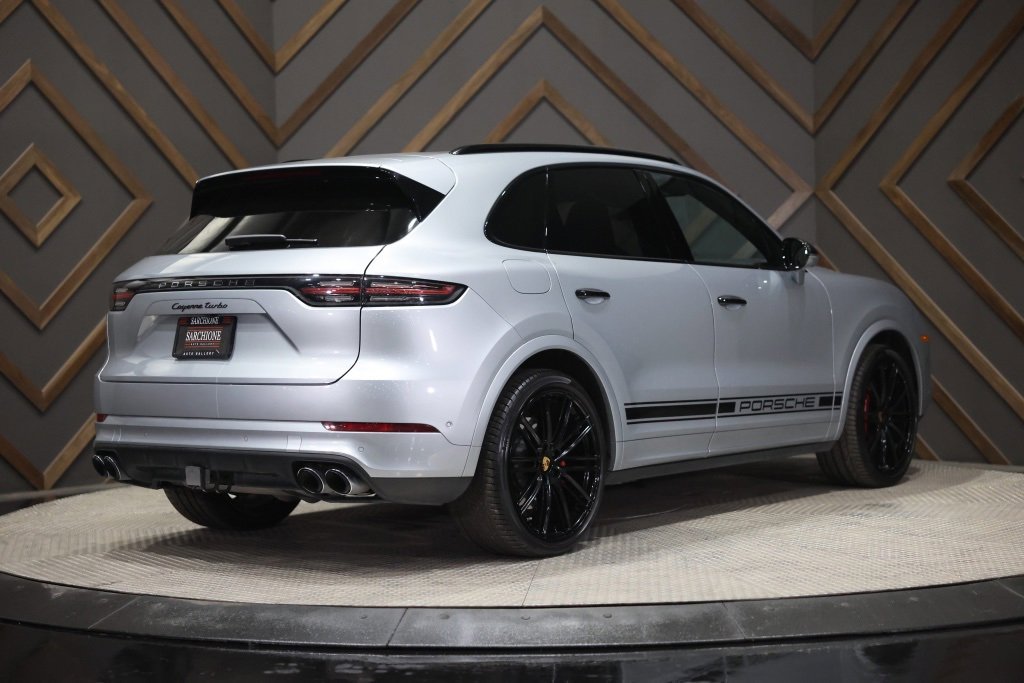 Used 2022 Porsche Cayenne Turbo image 2
