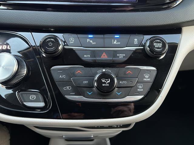 Used 2023 Chrysler Pacifica Touring-L image 25