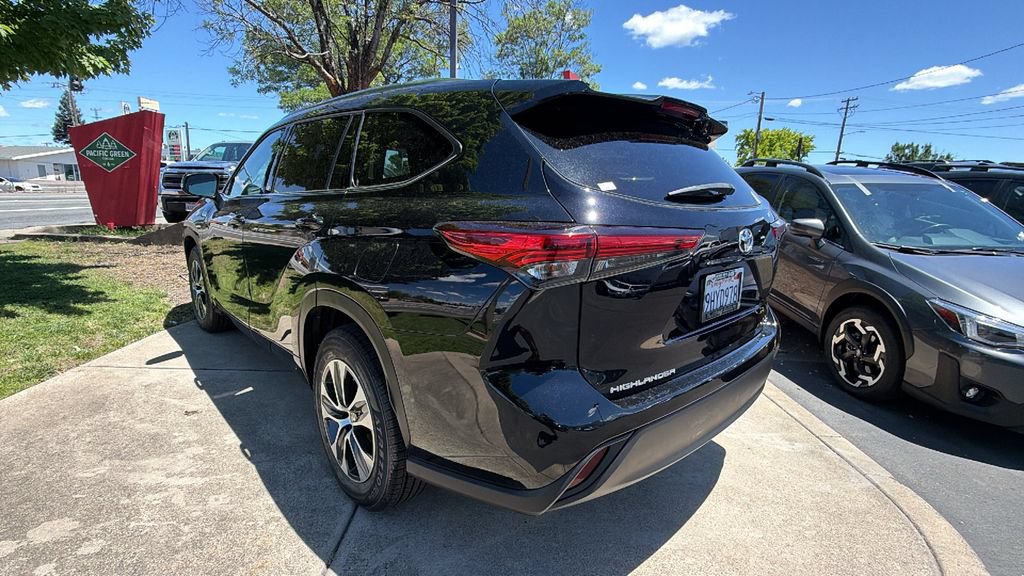 Used 2021 Toyota Highlander XLE FWD image 6