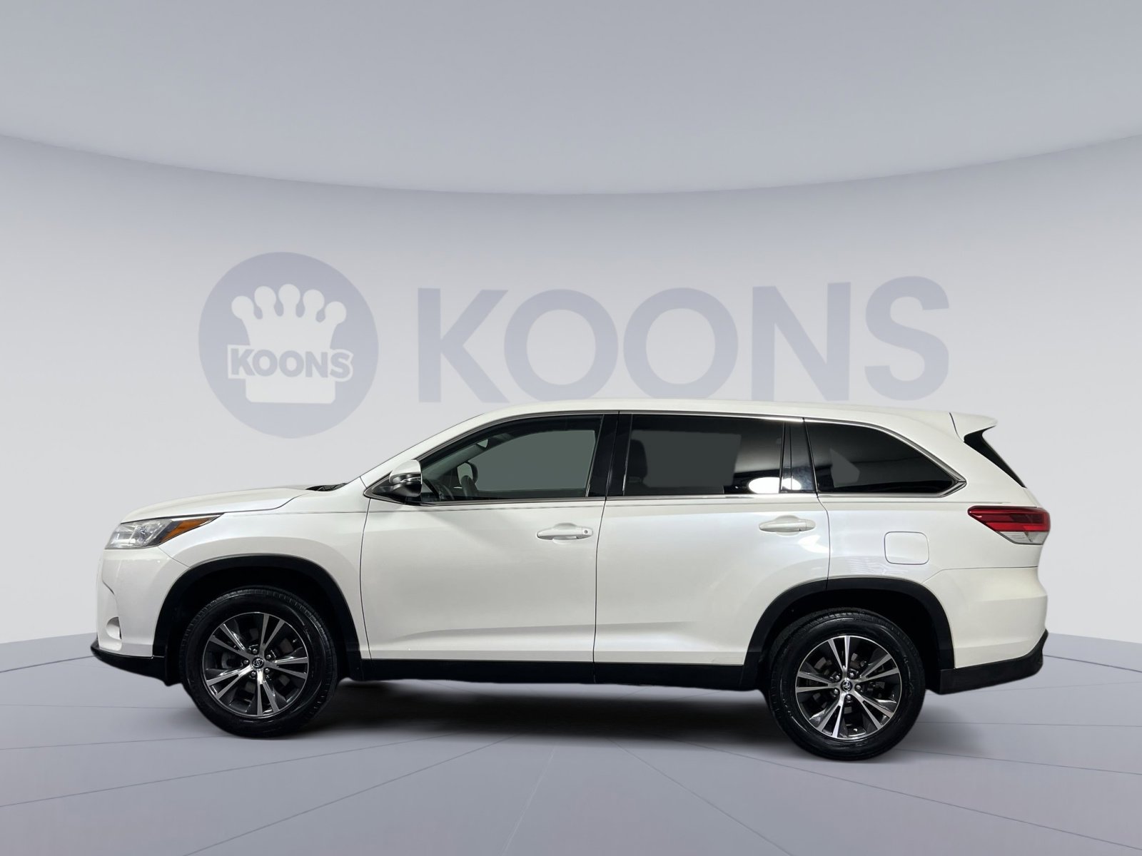 Used 2019 Toyota Highlander LE image 2