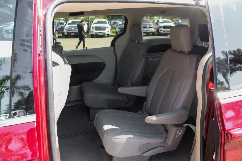 Used 2021 Chrysler Pacifica Touring w/ Uconnect Theater Family Group image 32