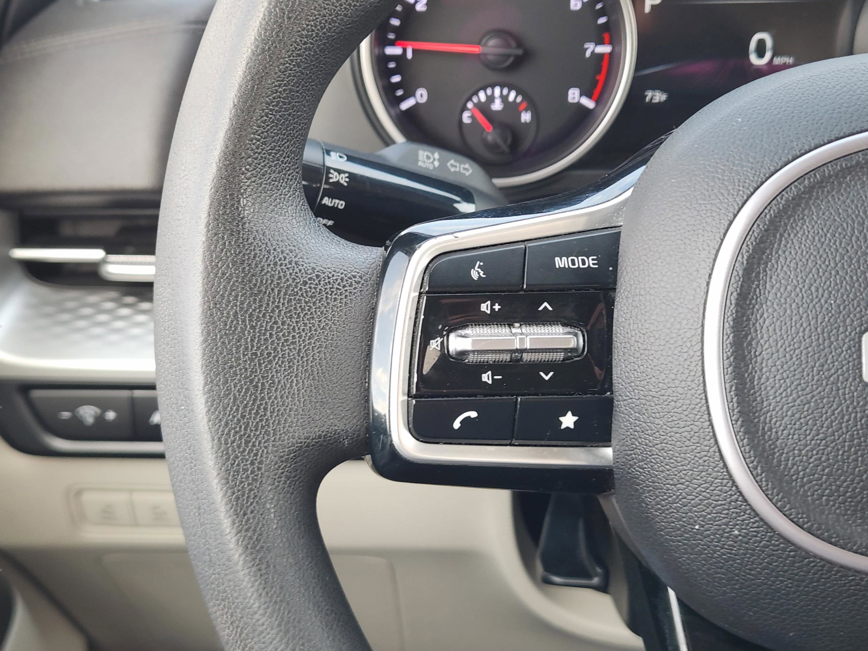 Used 2023 Kia Carnival LX image 23