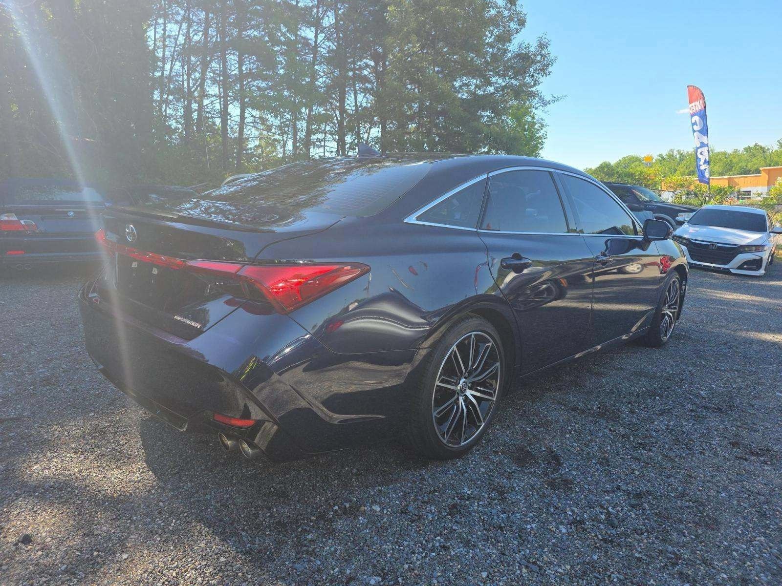 Used 2022 Toyota Avalon Touring FWD image 3