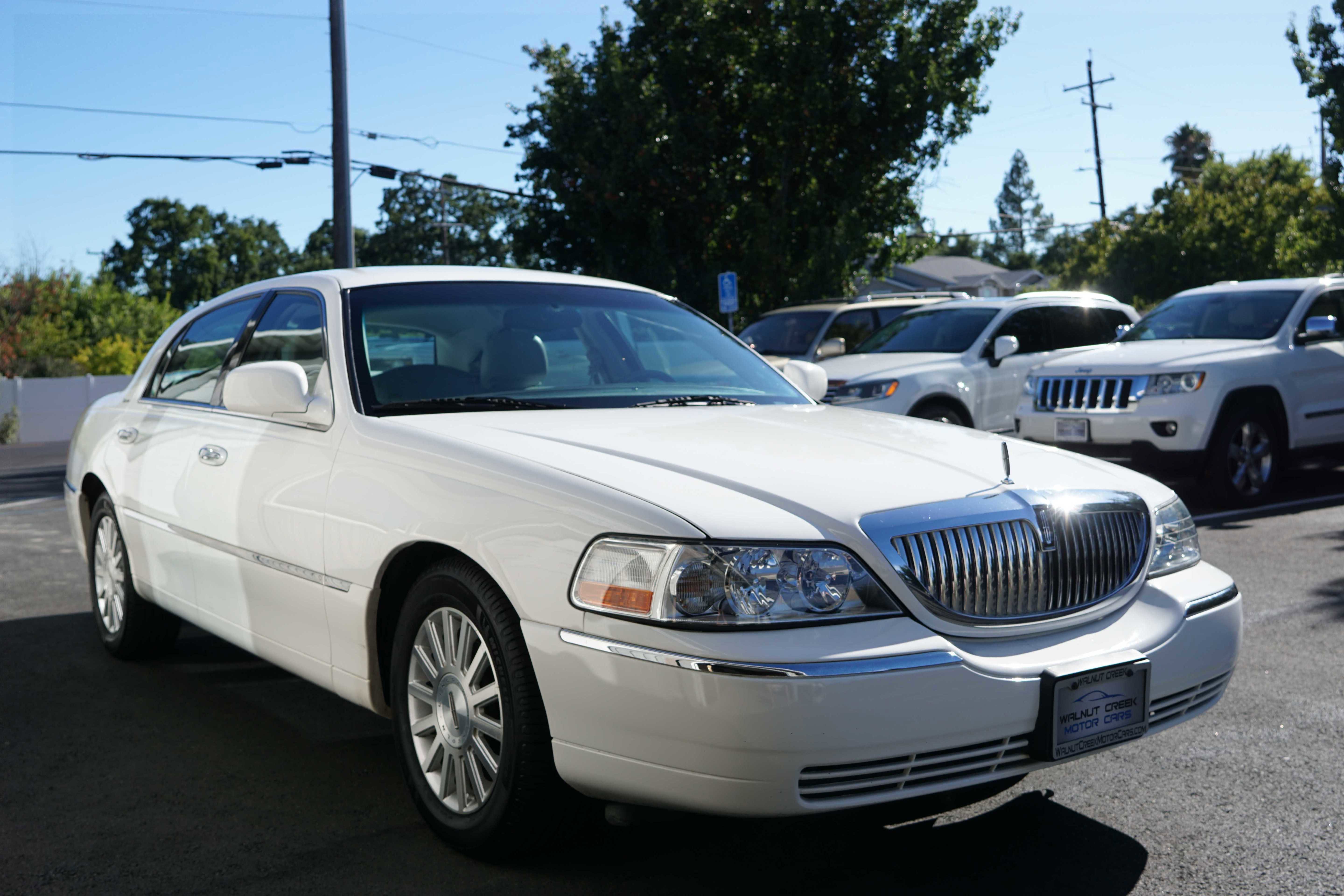 Used 2004 Lincoln Town Car Signature image 7