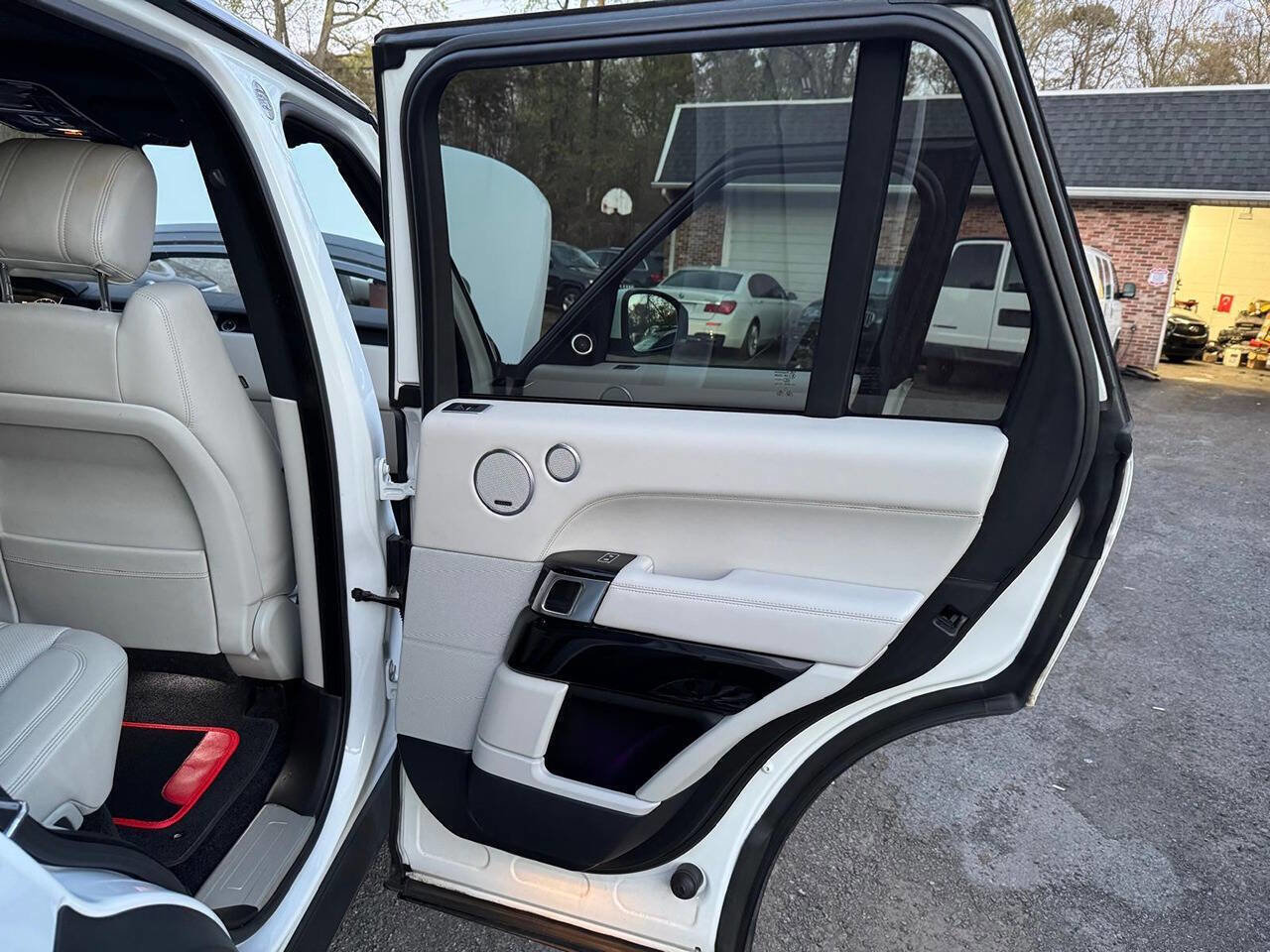 Used 2016 Land Rover Range Rover HSE image 12