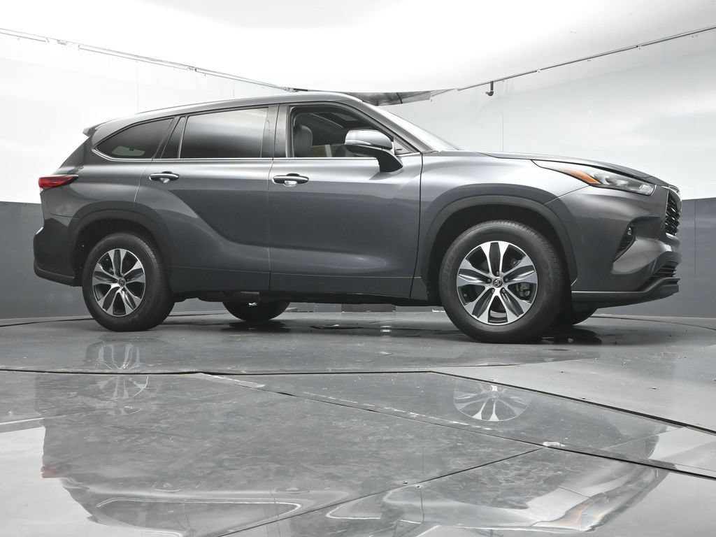 Used 2020 Toyota Highlander XLE FWD image 32