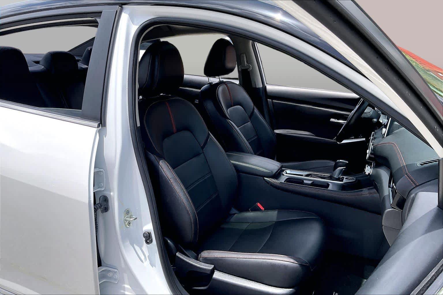 Used 2025 Nissan Sentra SR w/ SR Premium Package FWD image 9