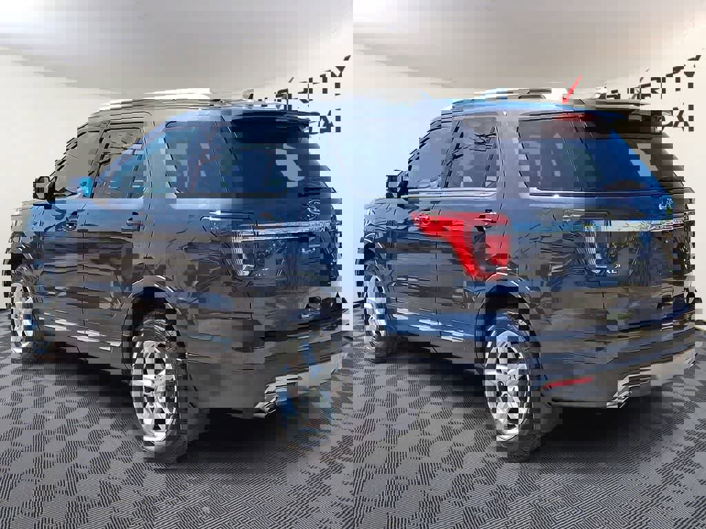 Used 2017 Ford Explorer XLT w/ Equipment Group 202A image 6