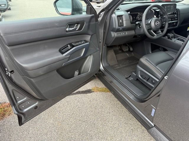 New 2025 Nissan Pathfinder SL w/ Black Appearance Package image 15