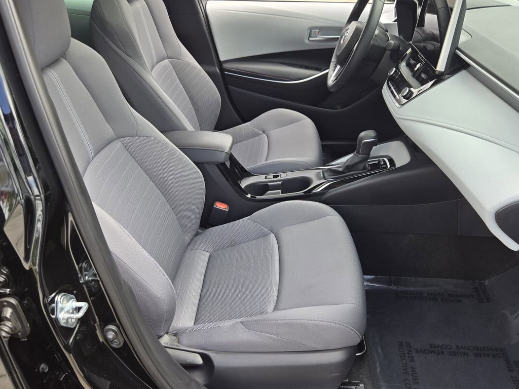 Used 2025 Toyota Corolla SE w/ SE Premium Package image 18