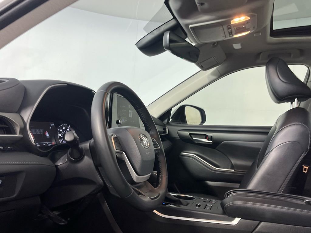 Used 2025 Toyota Highlander XLE image 21