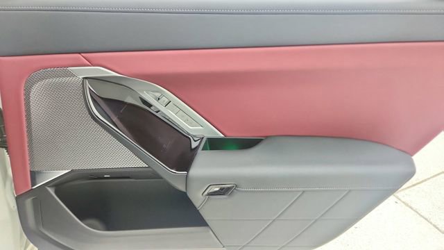 Used 2025 BMW 740i image 27