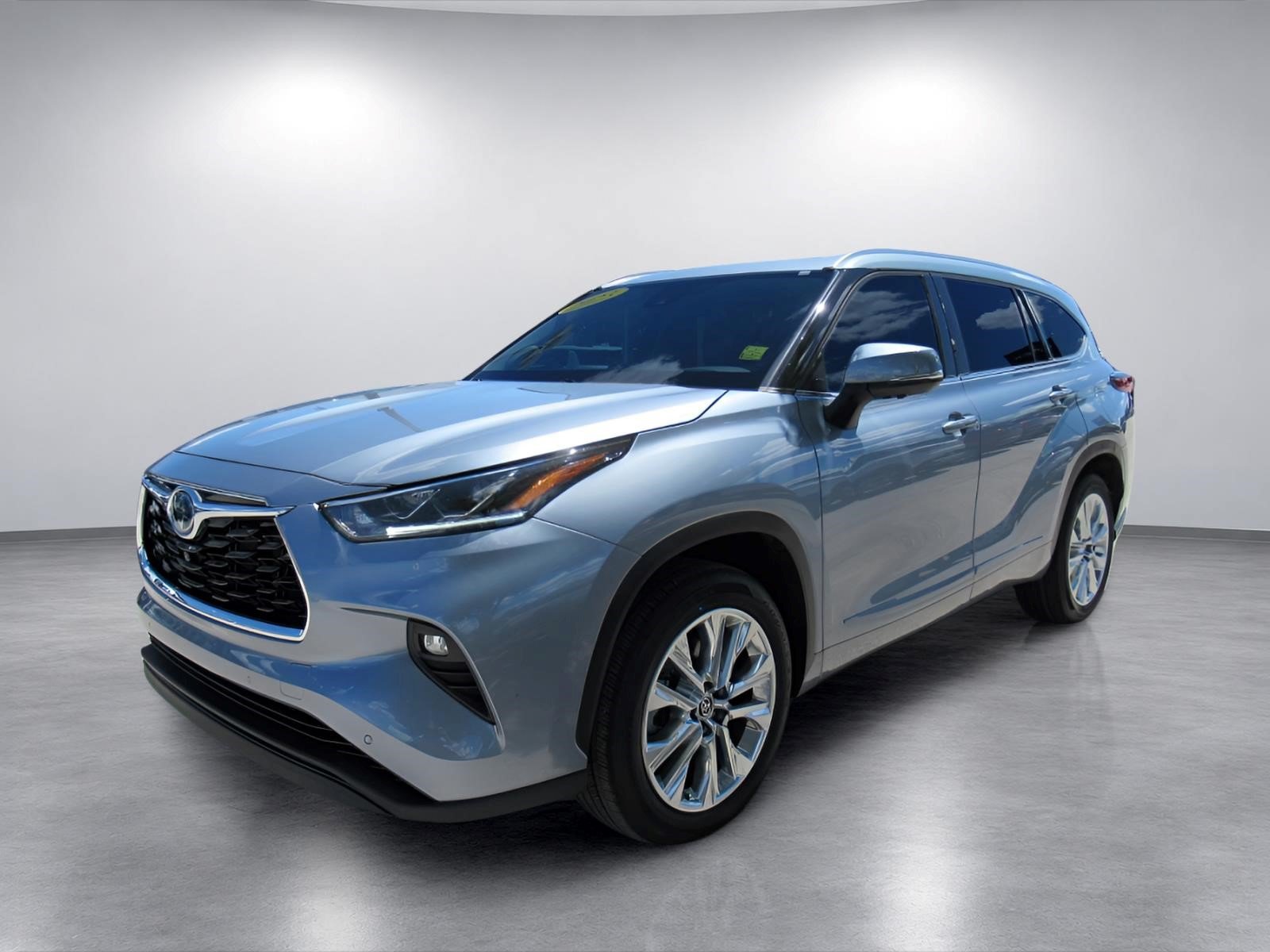 Used 2023 Toyota Highlander Limited FWD image 4