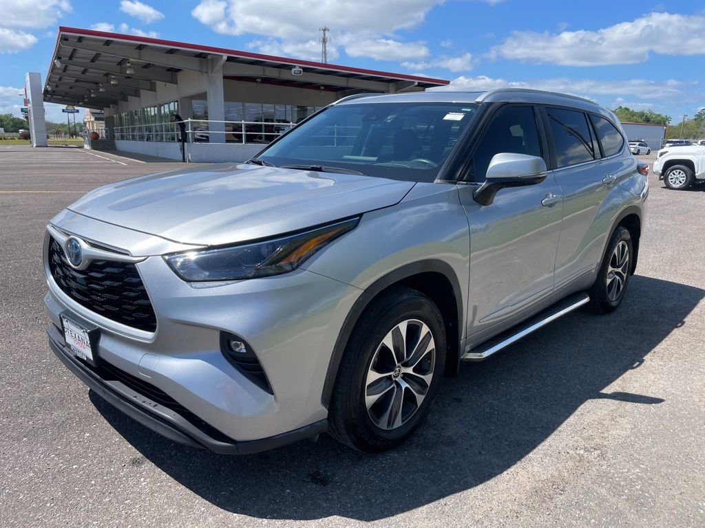 Used 2023 Toyota Highlander XLE image 6