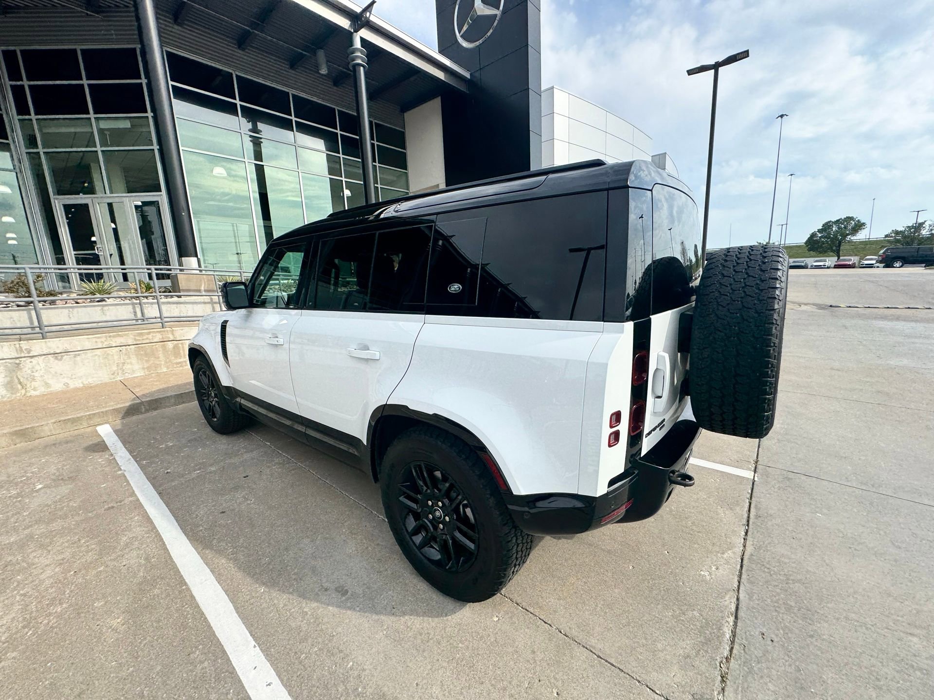 Used 2023 Land Rover Defender 110 X-Dynamic SE image 9