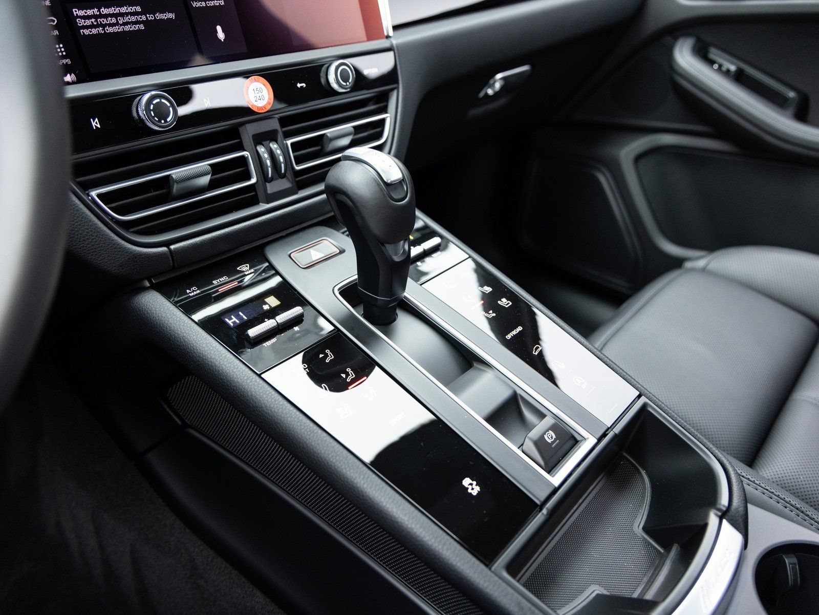 Certified 2026 Porsche Macan AWD/4WD image 17