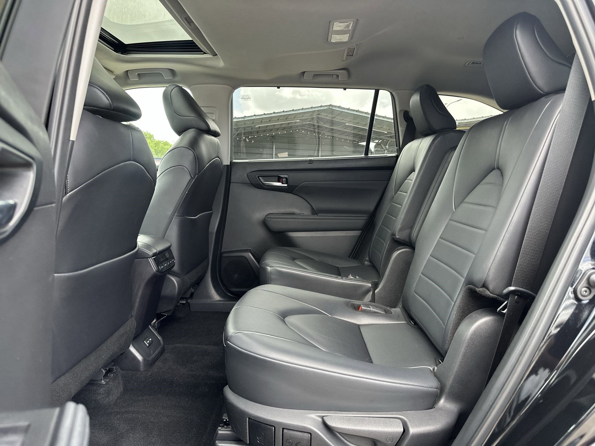 Used 2024 Toyota Highlander XLE AWD/4WD image 23
